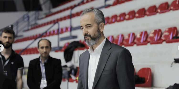 Nga “S’ka pse dilni prej shtëpie” në “Ikni merrni zarfet!”, si ndryshoi retorika e KQZ për votën e Diasporës dhe hijet e një skandali